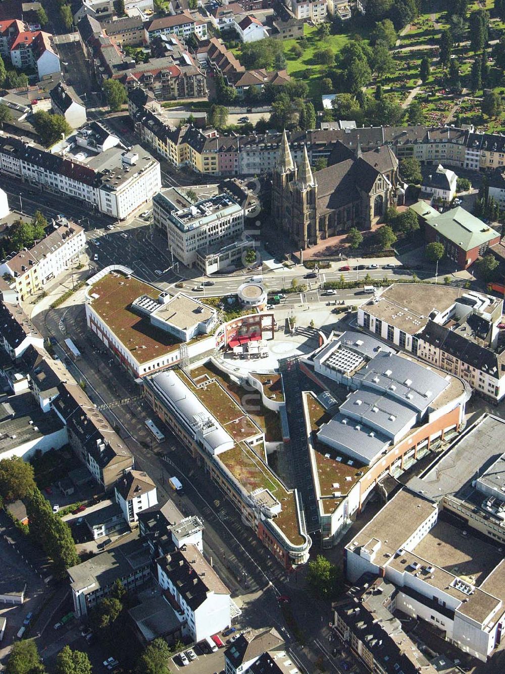 Solingen (NRW) from above - 29.08.2005 Solingen (NRW) Blick auf das Solingener Stadtzentrum mit den Clemens Galerien und der kath. Kirche St. Clemens. Werbegemeinschaft Clemens-Galerien GbR, Mühlenplatz 1, 42651 Solingen, Telefon: 0212 / 22 126-0, Telefax: 0212 / 22 126-22, info@clemens-galerien.net, Achim Walder: