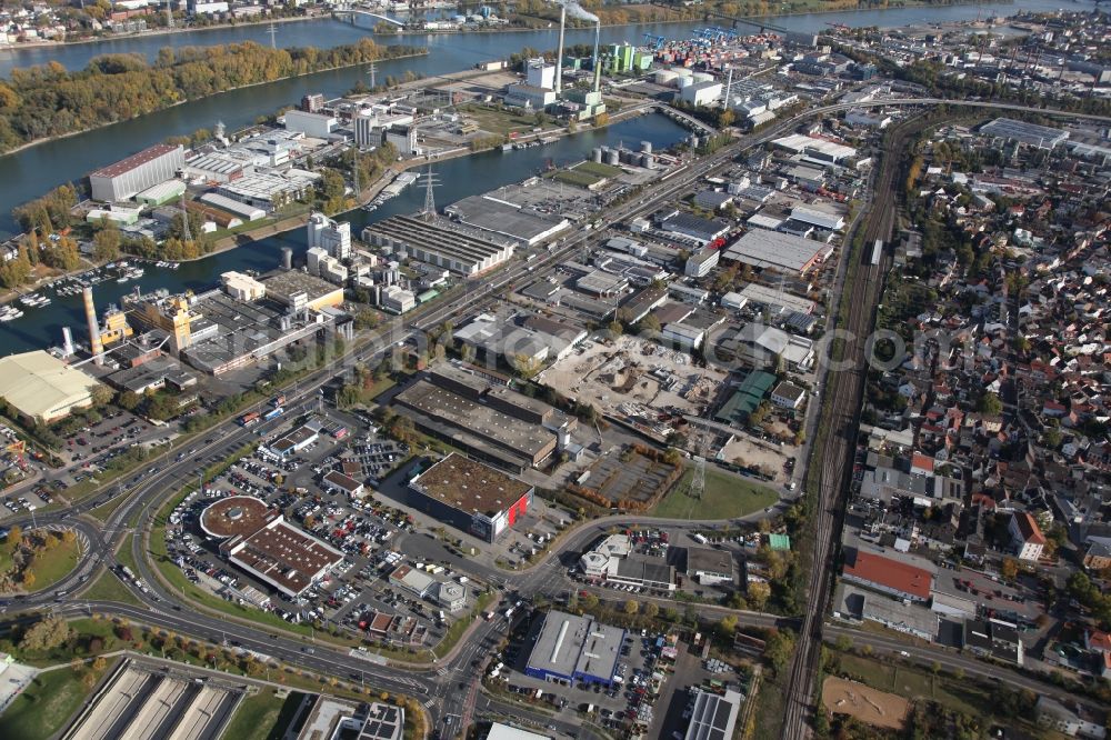 Aerial image Mainz - Industrial port Ingelheimer Aue on the riverbank of the Rhine in Mainz in Rhineland-Palatinate