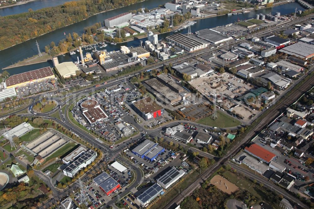 Aerial photograph Mainz - Industrial port Ingelheimer Aue on the riverbank of the Rhine in Mainz in Rhineland-Palatinate