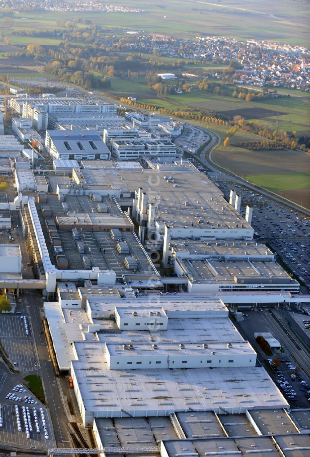 Ingolstadt from the bird's eye view: Blick über die Werkshallen der Audi AG. View across the plant halls of the car producing Audi AG.