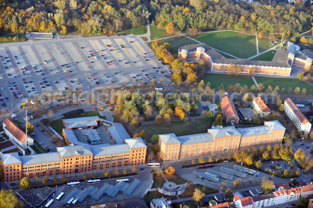 Ingolstadt from the bird's eye view: Blick auf das Gelände der früheren Friedenskaserne mit Geschützstellung, dem Kavalier Elbracht, in der heute die Polizei, das Finanzamt und eine Schule für Körperbehinderte untergebracht sind. Davor der Zentrale Omnibusbahnhof. The former barrack Friedenskaserne and cavalier Elbracht.