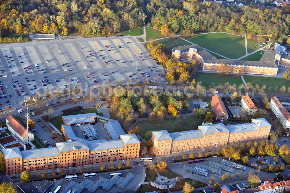 Aerial image Ingolstadt - Blick auf das Gelände der früheren Friedenskaserne mit Geschützstellung, dem Kavalier Elbracht, in der heute die Polizei, das Finanzamt und eine Schule für Körperbehinderte untergebracht sind. Davor der Zentrale Omnibusbahnhof. The former barrack Friedenskaserne and cavalier Elbracht.