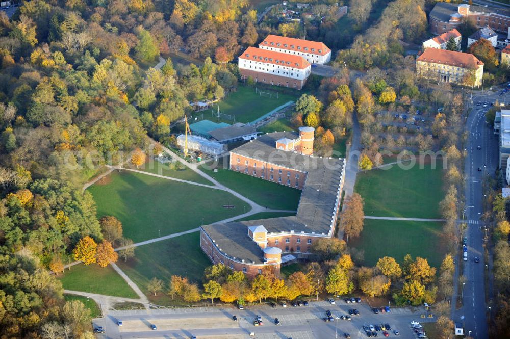 Ingolstadt from the bird's eye view: Die Geschützstellung, der Kavalier Elbracht. Das Gebäude beherbergt heute das Staatliche Bauamt Ingolstadt und die Johann-Nepomuk-von-Kurz-Schule, eine Schule für Körperbehinderte mit heilpädagogischer Tagesstätte.The cavalier Elbracht, today hosting the national department of planning and building and a school for physically handicapped persons with a curing educational daycare.