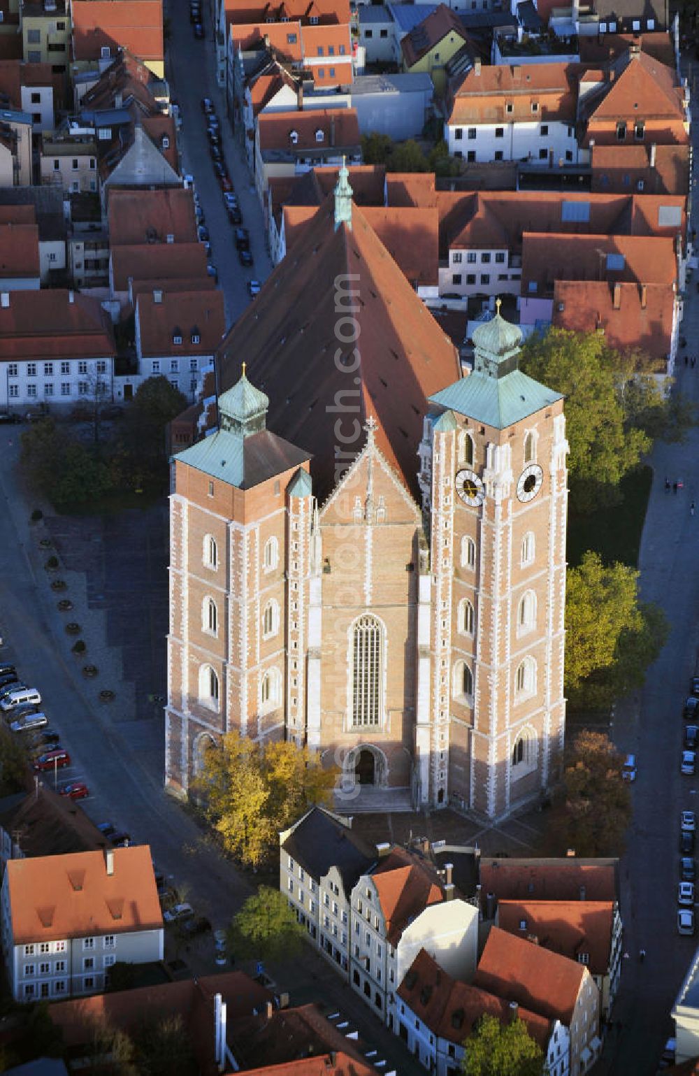 Aerial image Ingolstadt - Das katholische Liebfrauenmünster oder Münster Zur Schönen Unserer Lieben Frau mit dem unvollendeten Nordturm. The catholic Liebfrauenmuenster with the uncompleted northern tower.