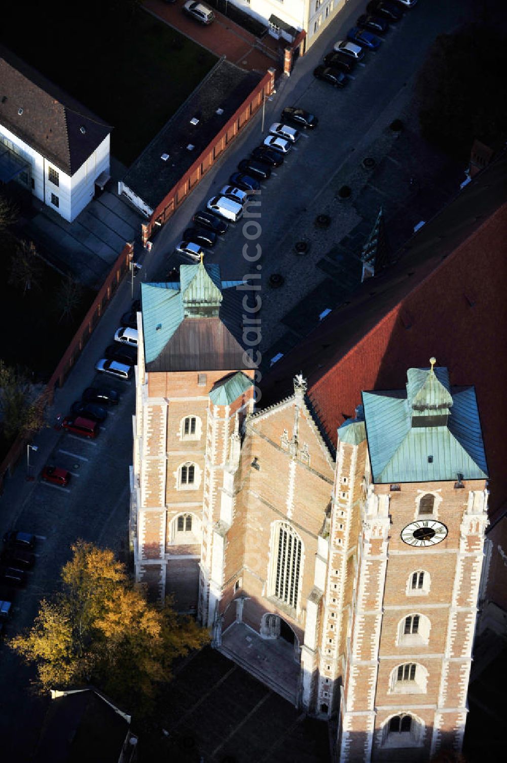 Ingolstadt from the bird's eye view: Das katholische Liebfrauenmünster oder Münster Zur Schönen Unserer Lieben Frau mit dem unvollendeten Nordturm. The catholic Liebfrauenmuenster with the uncompleted northern tower.