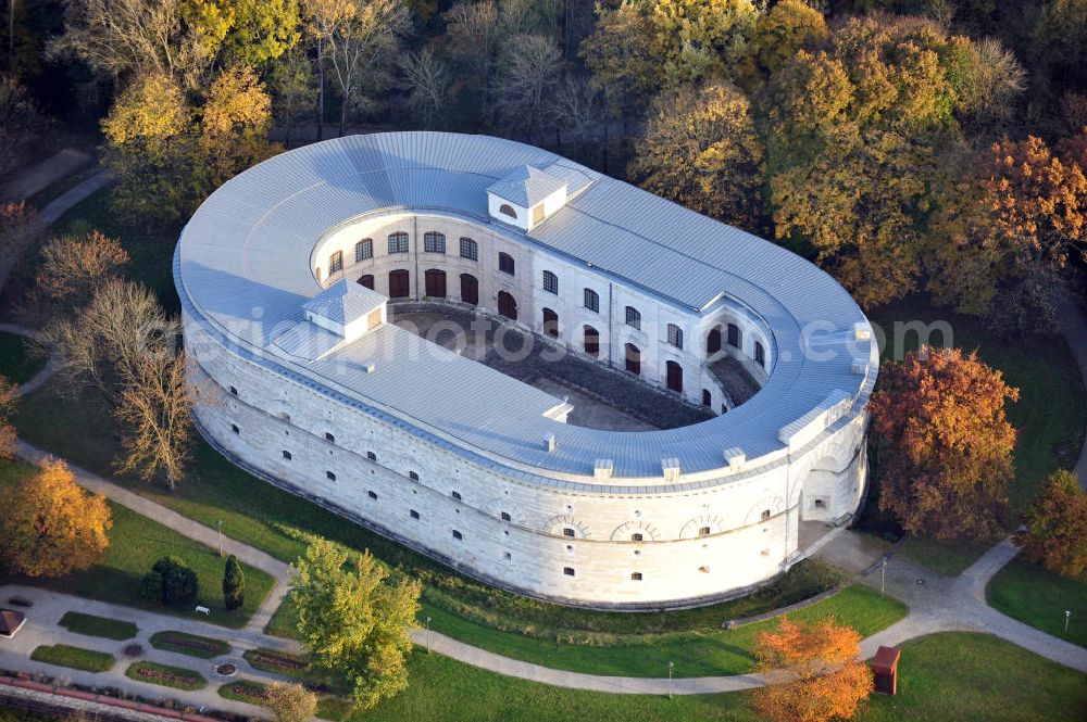 Aerial image Ingolstadt - Der Turm Triva ist der östliche Flankenturm des Festungsbaus Reduit Tilly, in dem seit 2009 das Bayerische Polizeimuseum untergebracht ist. The tower Turm Triva is a tower in the east of the fortification Reduit Tilly. The Bavarian museum of police is located in it.