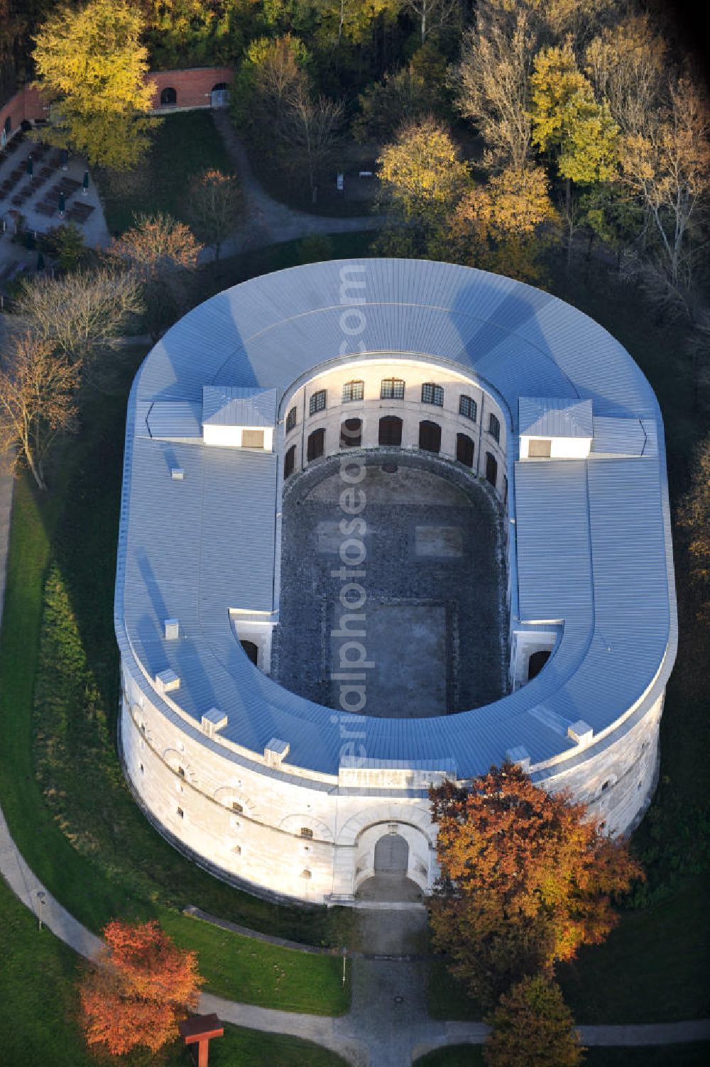 Ingolstadt from above - Der Turm Triva ist der östliche Flankenturm des Festungsbaus Reduit Tilly, in dem seit 2009 das Bayerische Polizeimuseum untergebracht ist. The tower Turm Triva is a tower in the east of the fortification Reduit Tilly. The Bavarian museum of police is located in it.