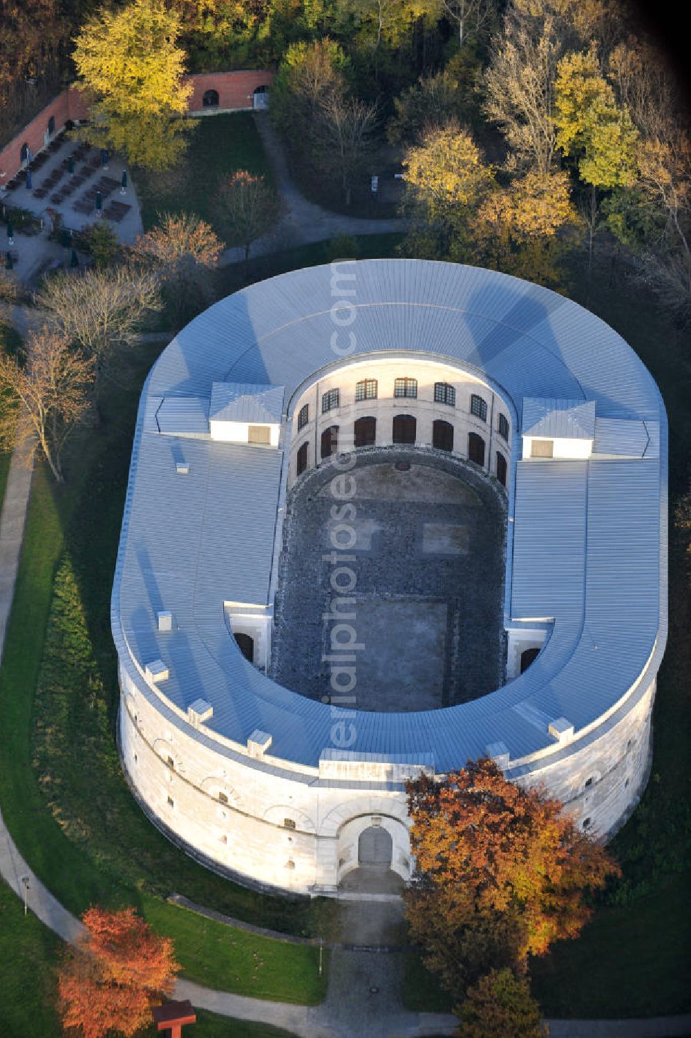 Ingolstadt from the bird's eye view: Der Turm Triva ist der östliche Flankenturm des Festungsbaus Reduit Tilly, in dem seit 2009 das Bayerische Polizeimuseum untergebracht ist. The tower Turm Triva is a tower in the east of the fortification Reduit Tilly. The Bavarian museum of police is located in it.