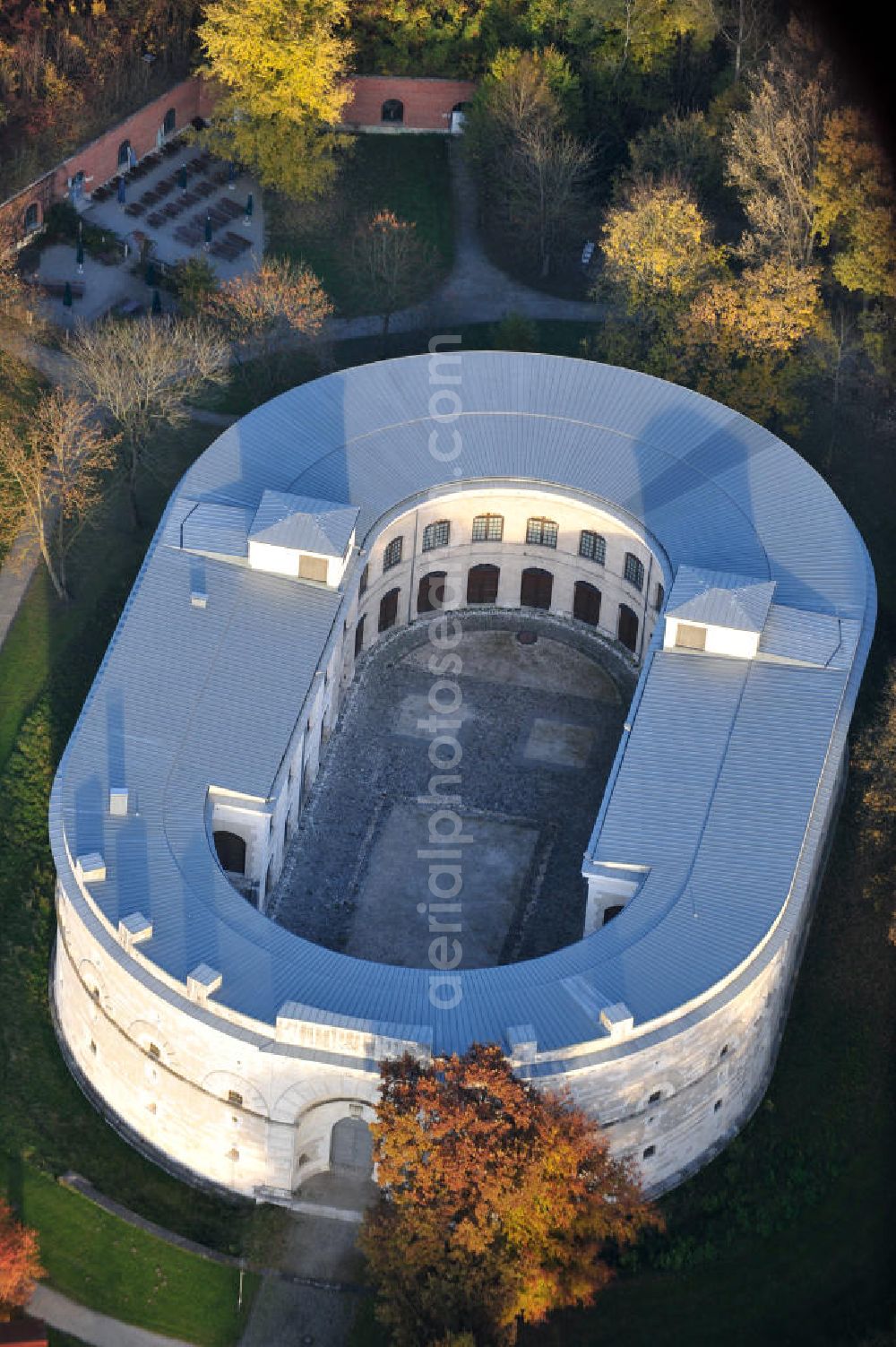 Aerial image Ingolstadt - Der Turm Triva ist der östliche Flankenturm des Festungsbaus Reduit Tilly, in dem seit 2009 das Bayerische Polizeimuseum untergebracht ist. The tower Turm Triva is a tower in the east of the fortification Reduit Tilly. The Bavarian museum of police is located in it.