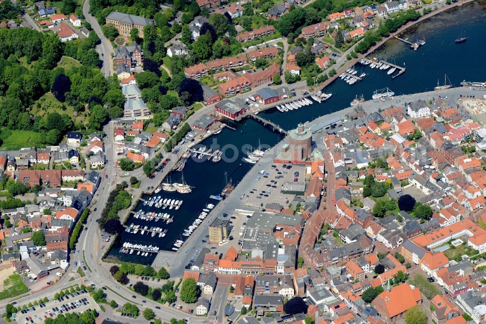 Aerial image Eckernförde - Pleasure boat marina with docks and moorings on the harbour Innenhafen in Eckernfoerde in the state Schleswig-Holstein