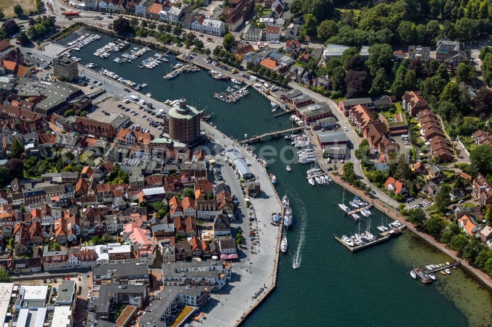 Aerial image Eckernförde - Pleasure boat marina with docks and moorings on the harbour Innenhafen in Eckernfoerde in the state Schleswig-Holstein