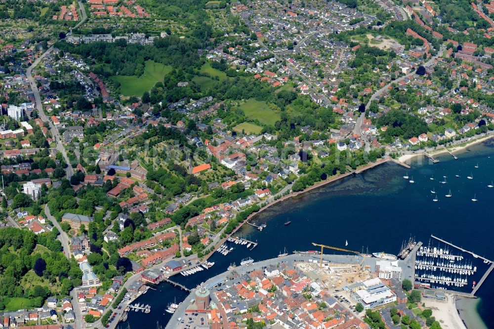 Aerial photograph Eckernförde - Harbour Innenhafen und Im-jaich Stadthafen with docks and moorings on the shore area in Eckernfoerde in the state Schleswig-Holstein