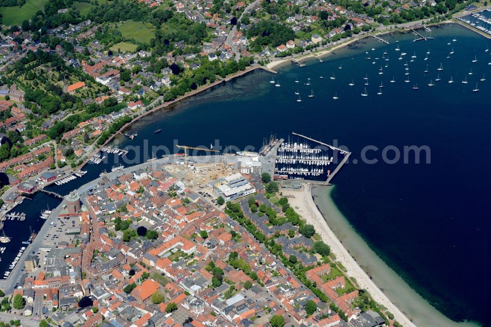 Eckernförde from above - Harbour Innenhafen und Im-jaich Stadthafen with docks and moorings on the shore area in Eckernfoerde in the state Schleswig-Holstein