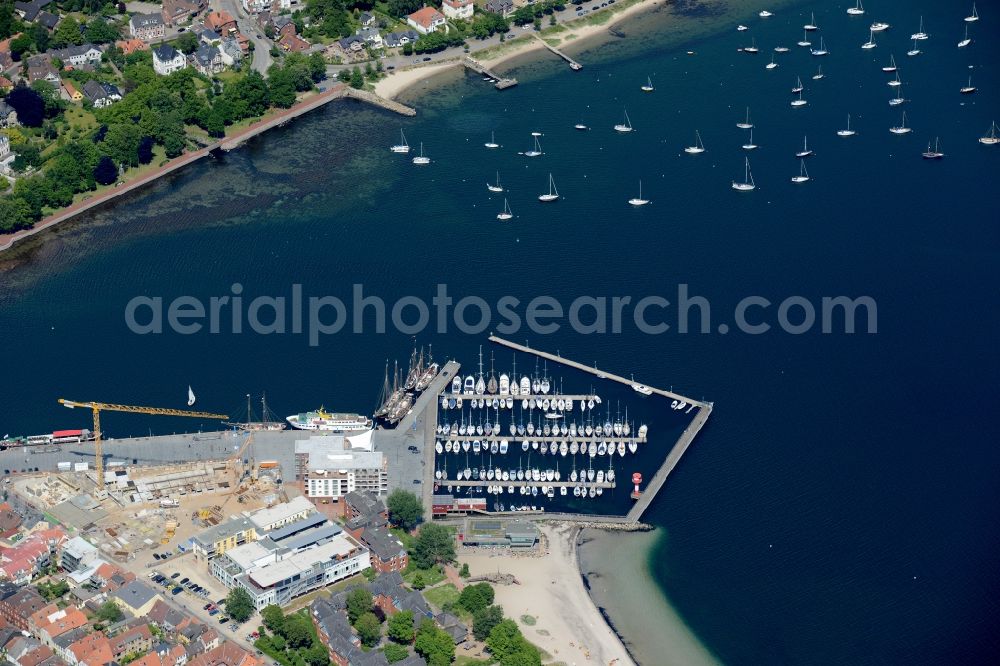 Eckernförde from the bird's eye view: Harbour Innenhafen und Im-jaich Stadthafen with docks and moorings on the shore area in Eckernfoerde in the state Schleswig-Holstein