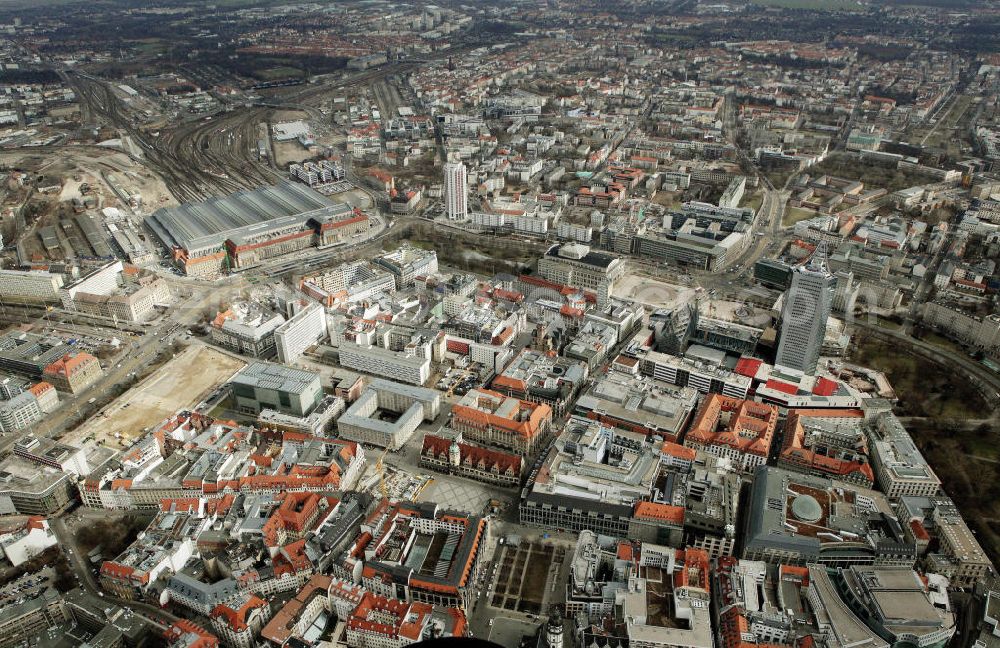 Leipzig from the bird's eye view: Stadtansicht Innenstadt Leipzig mit dem Hauptbahnhof und dem Universitäts- Hochhaus. City View at the main station downtown Leipzig.