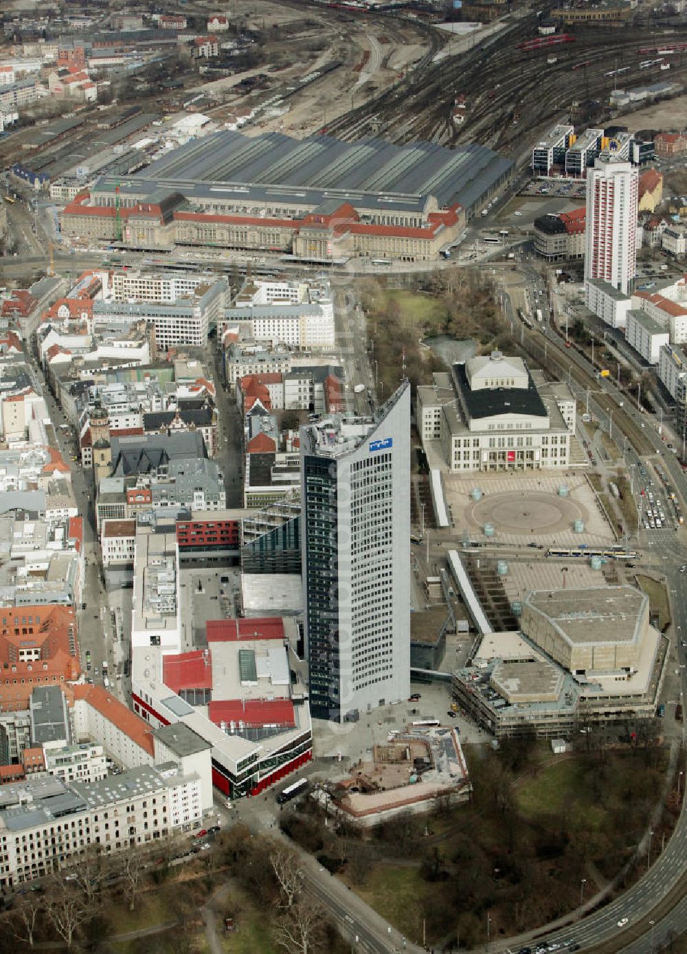 Aerial image Leipzig - Stadtansicht Innenstadt Leipzig mit dem Hauptbahnhof und dem Universitäts- Hochhaus. City View at the main station downtown Leipzig.