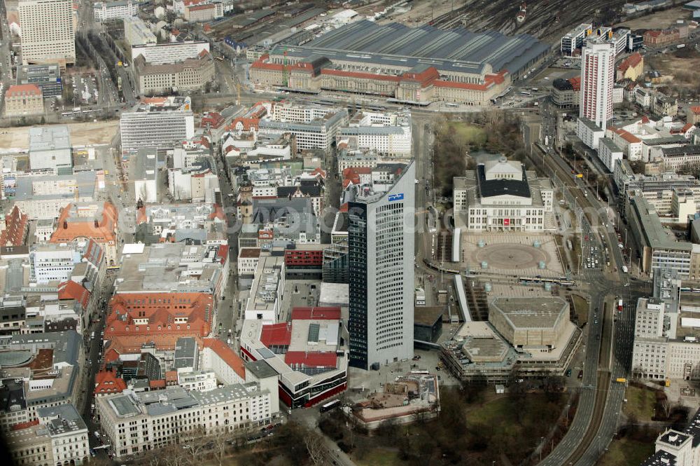 Aerial photograph Leipzig - Stadtansicht Innenstadt Leipzig mit dem Hauptbahnhof und dem Universitäts- Hochhaus. City View at the main station downtown Leipzig.