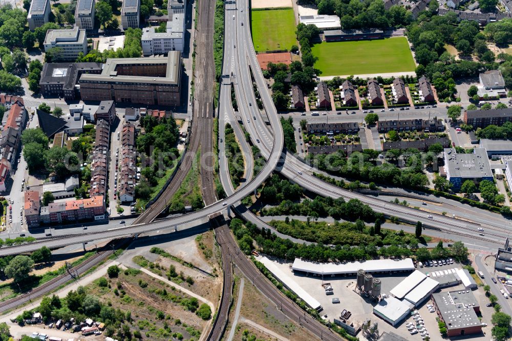 Bremen from the bird's eye view: Cityscape of the district Bahnhofsvorstadt with Strassenkreuz and Eisenbahnkreuz in the district Utbremen in Bremen, Germany