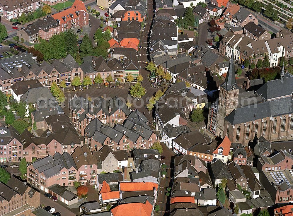 Straelen from above - Stadtkern von Straelen an der niederländischen Grenze in Nordrhein-Westfalen. Die Blumen- und Gemüsestadt Straelen am Niederrhein ist durch internationale Blumenversteigerung bekannt. City of Flowers City Straelen with the Church of St. Peter and Paul in North Rhine-Westphalia.