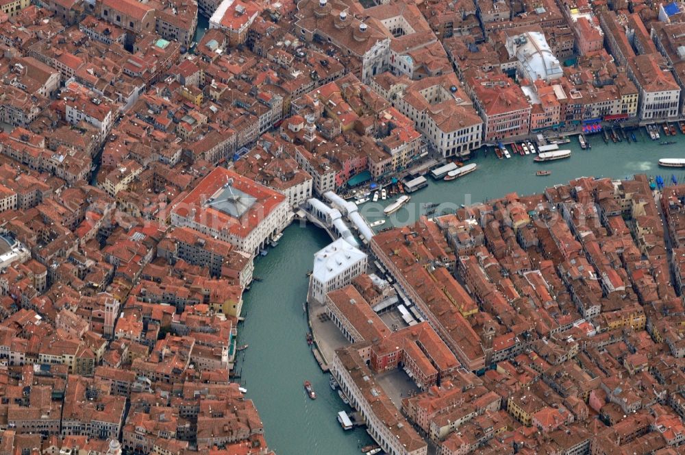 Venedig from the bird's eye view: Downtown with the Rialto Bridge in Venice, Italy