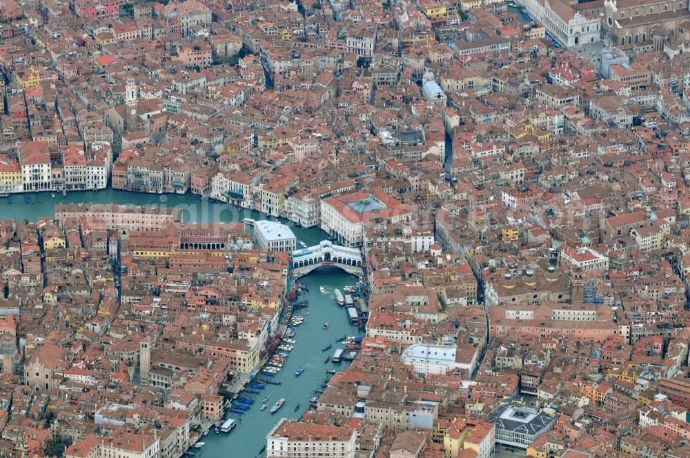 Venedig from the bird's eye view: Downtown with the Rialto Bridge in Venice, Italy