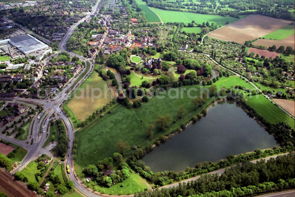 Aerial photograph Krefeld - Downtown at Burg Linn in Krefeld in North Rhine-Westphalia