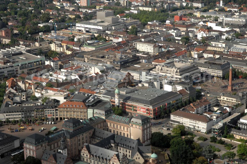 Darmstadt from above - Blick auf die Innenstadt von Darmstadt mit dem Ludwigsmonument. Das Ludwigsmonument ist ein Denkmal für Ludwig I., den ersten Großherzog von Hessen und ein Wahrzeichen der Stadt Darmstadt. Es steht auf dem Luisenplatz in Darmstadt, benannt nach der Ehefrau des Großherzogs. Von den Einwohnern wird das Bauwerk meist Langer Ludwig oder Longe Lui genannt. Die Grundsteinlegung des Monumentes war am 14. Juni 1841, dem Geburtstag von Ludwig I., 11 Jahre nach seinem Tod. Am 25. August 1844 wurde das Bauwerk feierlich eingeweiht. Die Säule wurde entworfen von Georg Moller, die Statue von Ludwig Schwanthaler und gegossen von Johann Baptist Stiglmaier.