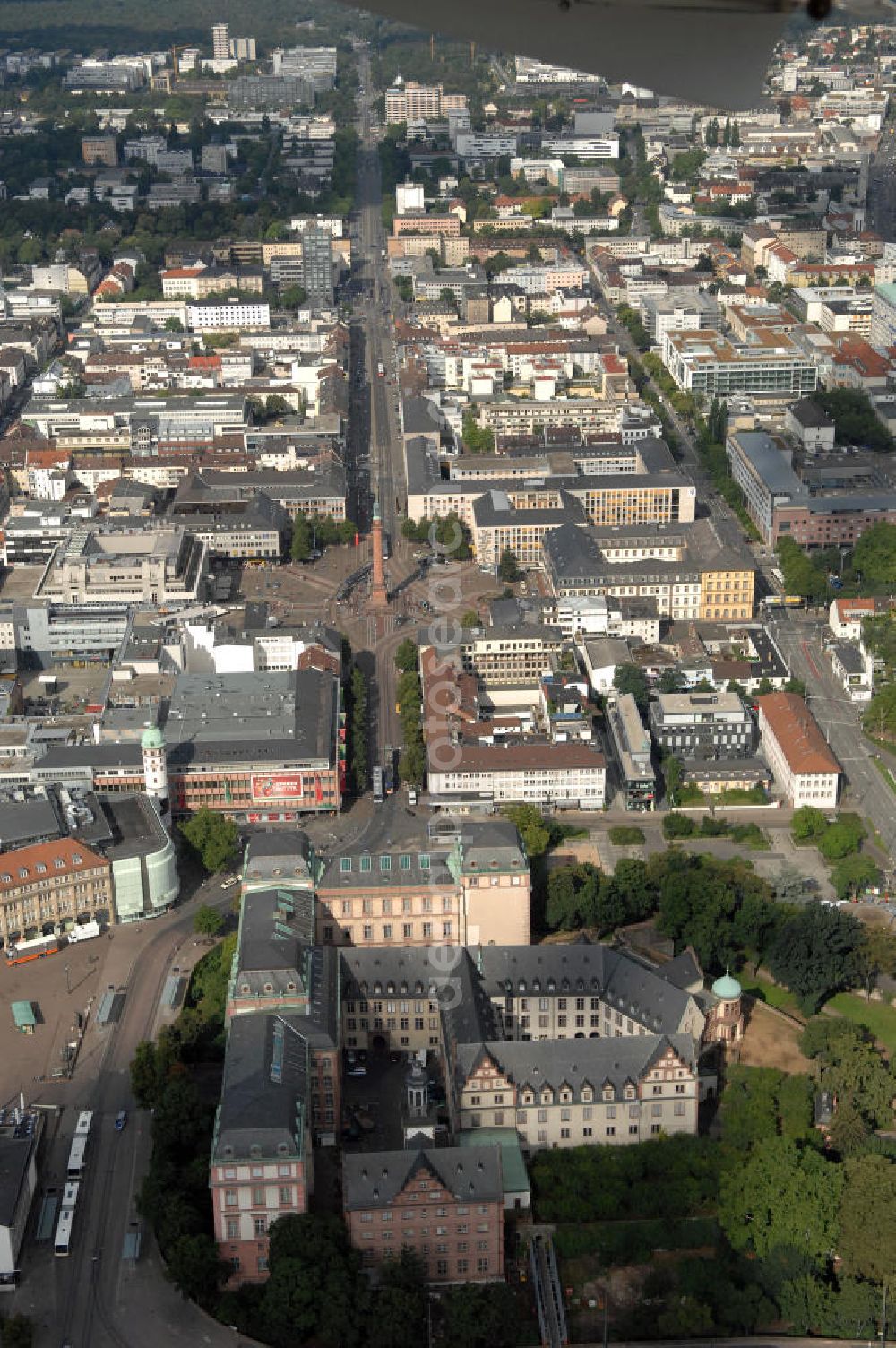 Darmstadt from the bird's eye view: Blick auf die Innenstadt von Darmstadt mit dem Ludwigsmonument. Das Ludwigsmonument ist ein Denkmal für Ludwig I., den ersten Großherzog von Hessen und ein Wahrzeichen der Stadt Darmstadt. Es steht auf dem Luisenplatz in Darmstadt, benannt nach der Ehefrau des Großherzogs. Von den Einwohnern wird das Bauwerk meist Langer Ludwig oder Longe Lui genannt. Die Grundsteinlegung des Monumentes war am 14. Juni 1841, dem Geburtstag von Ludwig I., 11 Jahre nach seinem Tod. Am 25. August 1844 wurde das Bauwerk feierlich eingeweiht. Die Säule wurde entworfen von Georg Moller, die Statue von Ludwig Schwanthaler und gegossen von Johann Baptist Stiglmaier.