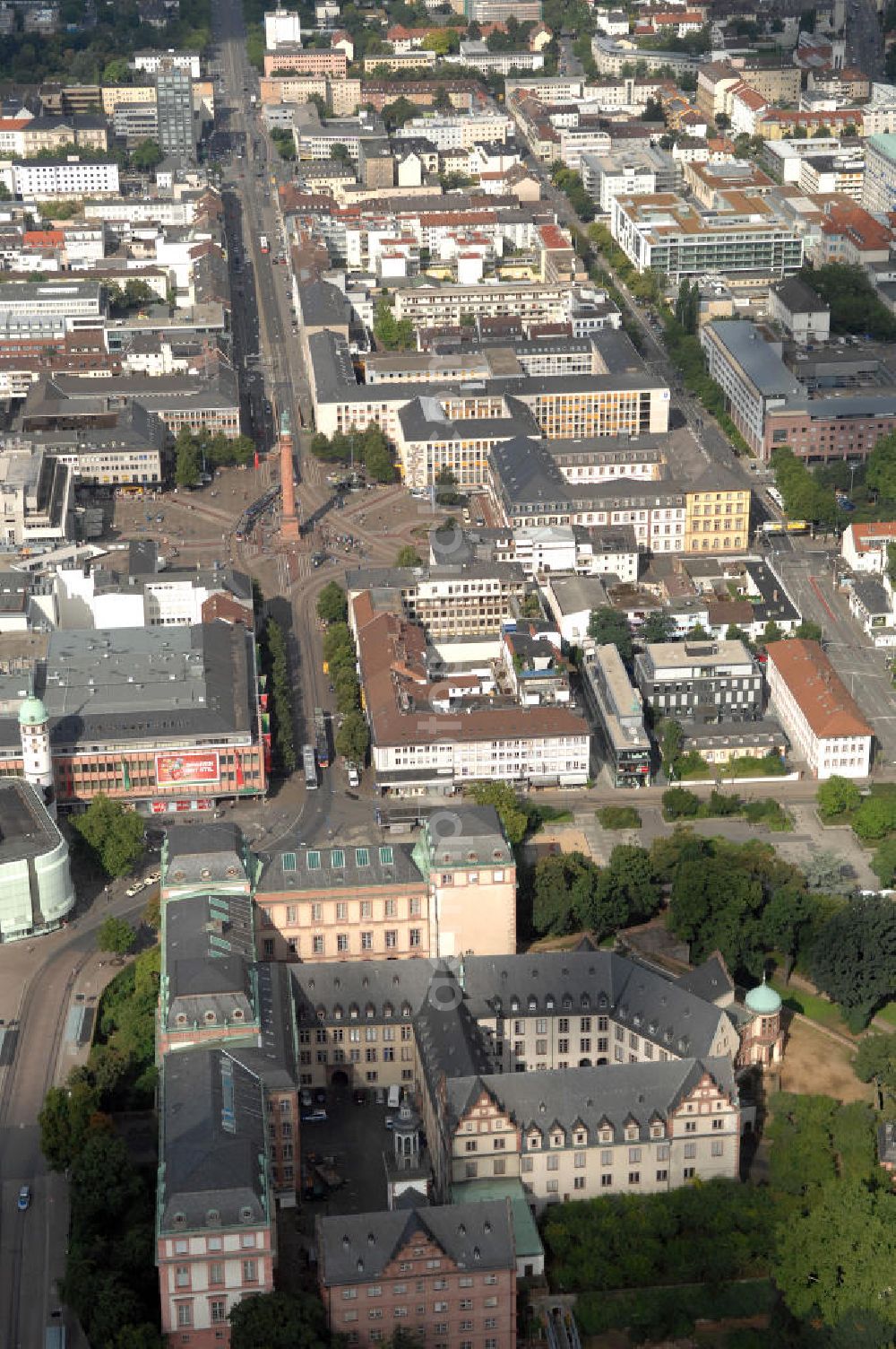 Aerial image Darmstadt - Blick auf die Innenstadt von Darmstadt mit dem Ludwigsmonument. Das Ludwigsmonument ist ein Denkmal für Ludwig I., den ersten Großherzog von Hessen und ein Wahrzeichen der Stadt Darmstadt. Es steht auf dem Luisenplatz in Darmstadt, benannt nach der Ehefrau des Großherzogs. Von den Einwohnern wird das Bauwerk meist Langer Ludwig oder Longe Lui genannt. Die Grundsteinlegung des Monumentes war am 14. Juni 1841, dem Geburtstag von Ludwig I., 11 Jahre nach seinem Tod. Am 25. August 1844 wurde das Bauwerk feierlich eingeweiht. Die Säule wurde entworfen von Georg Moller, die Statue von Ludwig Schwanthaler und gegossen von Johann Baptist Stiglmaier.