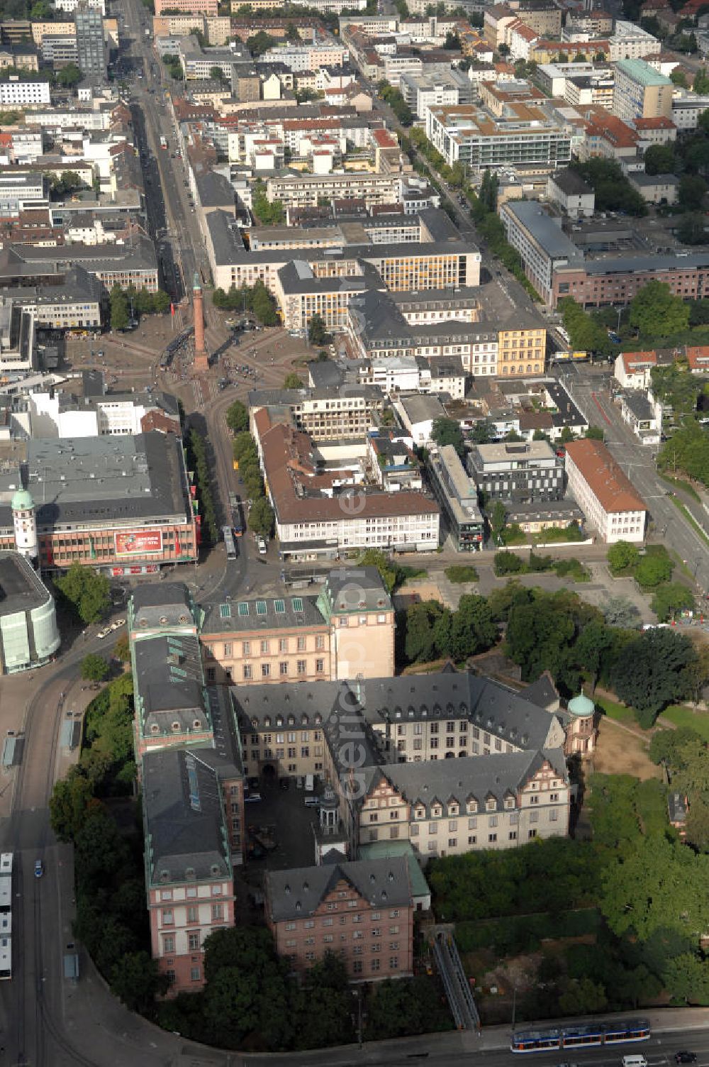 Aerial photograph Darmstadt - Blick auf die Innenstadt von Darmstadt mit dem Ludwigsmonument. Das Ludwigsmonument ist ein Denkmal für Ludwig I., den ersten Großherzog von Hessen und ein Wahrzeichen der Stadt Darmstadt. Es steht auf dem Luisenplatz in Darmstadt, benannt nach der Ehefrau des Großherzogs. Von den Einwohnern wird das Bauwerk meist Langer Ludwig oder Longe Lui genannt. Die Grundsteinlegung des Monumentes war am 14. Juni 1841, dem Geburtstag von Ludwig I., 11 Jahre nach seinem Tod. Am 25. August 1844 wurde das Bauwerk feierlich eingeweiht. Die Säule wurde entworfen von Georg Moller, die Statue von Ludwig Schwanthaler und gegossen von Johann Baptist Stiglmaier.