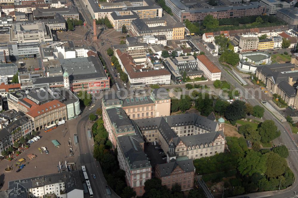 Darmstadt from above - Blick auf die Innenstadt von Darmstadt mit dem Ludwigsmonument. Das Ludwigsmonument ist ein Denkmal für Ludwig I., den ersten Großherzog von Hessen und ein Wahrzeichen der Stadt Darmstadt. Es steht auf dem Luisenplatz in Darmstadt, benannt nach der Ehefrau des Großherzogs. Von den Einwohnern wird das Bauwerk meist Langer Ludwig oder Longe Lui genannt. Die Grundsteinlegung des Monumentes war am 14. Juni 1841, dem Geburtstag von Ludwig I., 11 Jahre nach seinem Tod. Am 25. August 1844 wurde das Bauwerk feierlich eingeweiht. Die Säule wurde entworfen von Georg Moller, die Statue von Ludwig Schwanthaler und gegossen von Johann Baptist Stiglmaier.