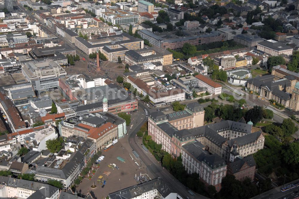 Darmstadt from the bird's eye view: Blick auf die Innenstadt von Darmstadt mit dem Ludwigsmonument. Das Ludwigsmonument ist ein Denkmal für Ludwig I., den ersten Großherzog von Hessen und ein Wahrzeichen der Stadt Darmstadt. Es steht auf dem Luisenplatz in Darmstadt, benannt nach der Ehefrau des Großherzogs. Von den Einwohnern wird das Bauwerk meist Langer Ludwig oder Longe Lui genannt. Die Grundsteinlegung des Monumentes war am 14. Juni 1841, dem Geburtstag von Ludwig I., 11 Jahre nach seinem Tod. Am 25. August 1844 wurde das Bauwerk feierlich eingeweiht. Die Säule wurde entworfen von Georg Moller, die Statue von Ludwig Schwanthaler und gegossen von Johann Baptist Stiglmaier.