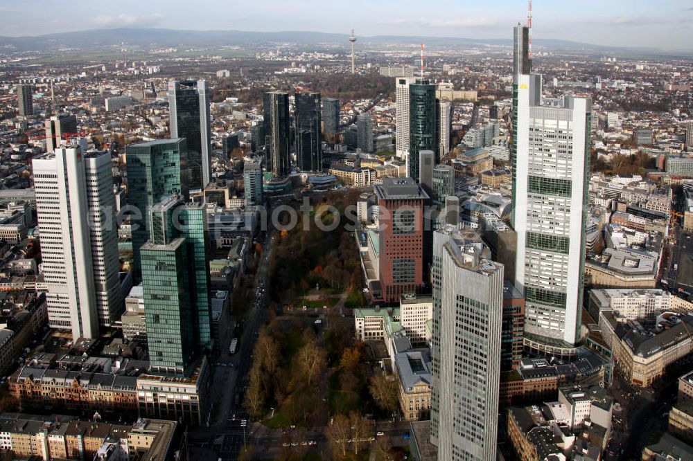 Frankfurt am Main from the bird's eye view: Blick auf die Innenstadt von Frankfurt am Main, mit dem Eurotower der Europäischen Zentralbank im Vordergrund und dem English Theatre & Hotel Taz, sowie dem Commerzbank-Tower. View to the inner city of Frankfurt on the Main, with the Eurotower of the European Central Bank, the English Theatre & Hotel Taz and the Commerzbank-Tower.