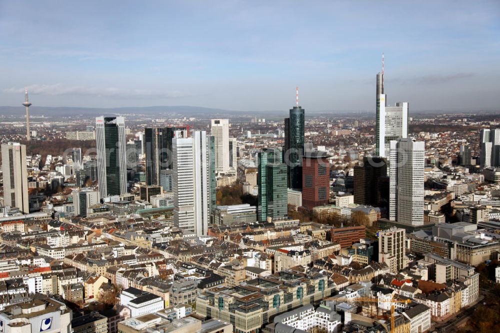 Frankfurt am Main from the bird's eye view: Blick auf die Frankfurter Innenstadt und das Bankenviertel, mit dem Main Tower, dem Commerzbank-Tower und dem Trianon. View to the inner city of Frankfurt at the Main.