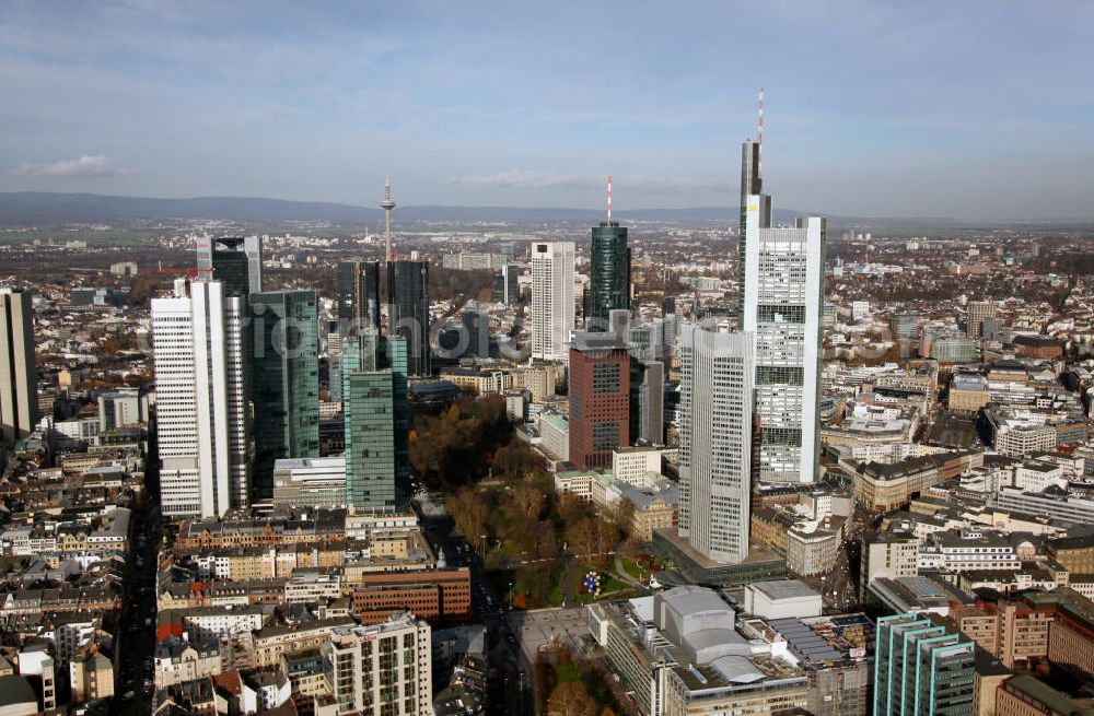 Frankfurt am Main from the bird's eye view: Blick auf die Frankfurter Innenstadt und das Bankenviertel, mit dem Main Tower, dem Commerzbank-Tower und dem Trianon. View to the inner city of Frankfurt at the Main.