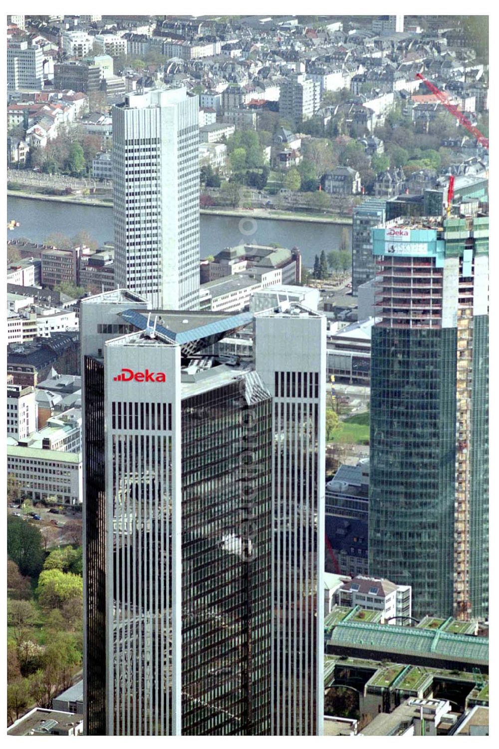 FRANKFURT / Main - Hessen from the bird's eye view: Innenstadt von Frankfurt am Main. Bau des Skyper, eines 153 Meter hohen Büroturmes der DEKA. ÖA: Frau Holtekötter 069,71473927.