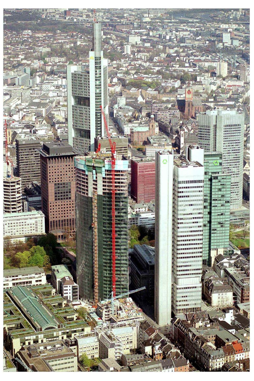 FRANKFURT / Main - Hessen from the bird's eye view: Innenstadt von Frankfurt am Main. Bau des Skyper, eines 153 Meter hohen Büroturmes der DEKA. ÖA: Frau Holtekötter 069,71473927.