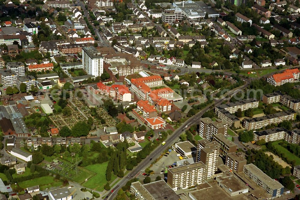 Mohnheim from above - Downtown on the pedestrian area of ??the town hall center with residential area on the Berliner Ring in Monheim in the state of North Rhine-Westphalia