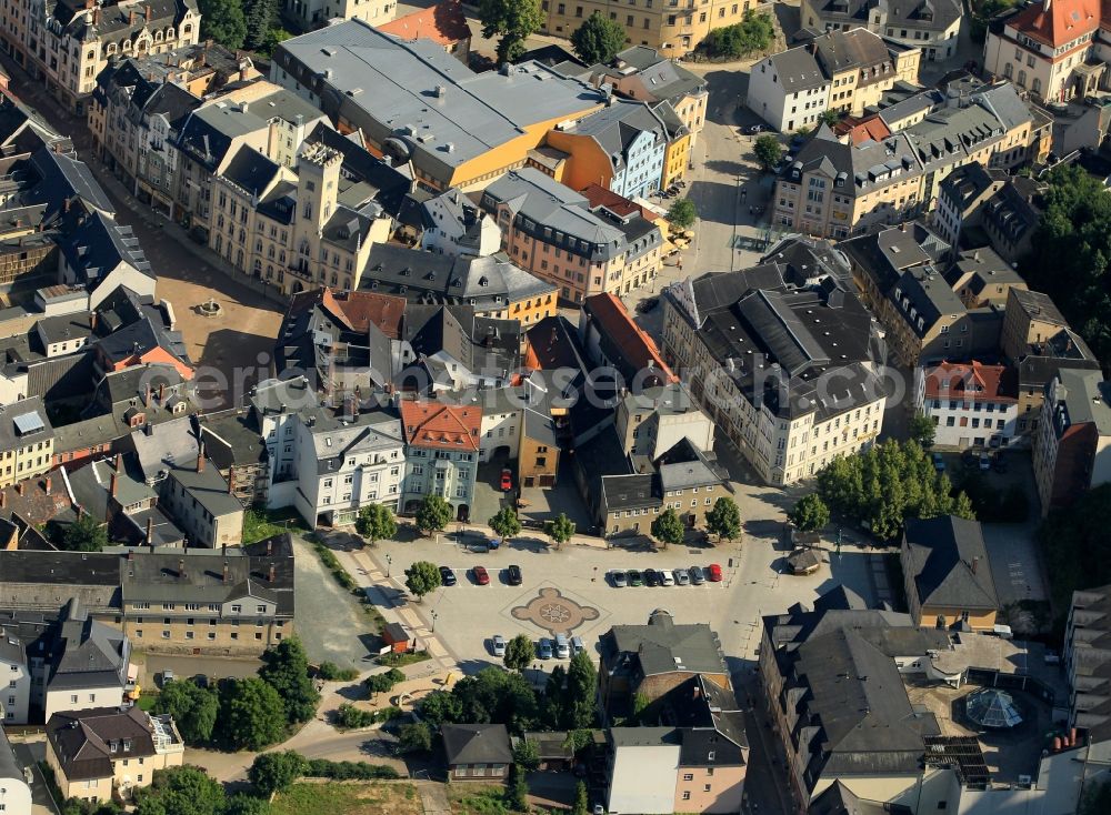 Aerial photograph Greiz - The Von Westernhagen Square and the marketplace are the main squares in the city of Greiz in Thuringia. Here dominate lovingly restored multi-family and commercial buildings from the period of the cityscape. The prominent landmark is the neo-Gothic town hall with its square tower, which was built in the 19th century