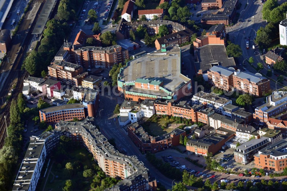 Hamburg Bergedorf from the bird's eye view: City center of Hamburg overlooking the shopping center Marktkauf Warenhaus and dwelling houses near the Ludwig - Rosenberg - Ring in the district Bergedorf in Hamburg