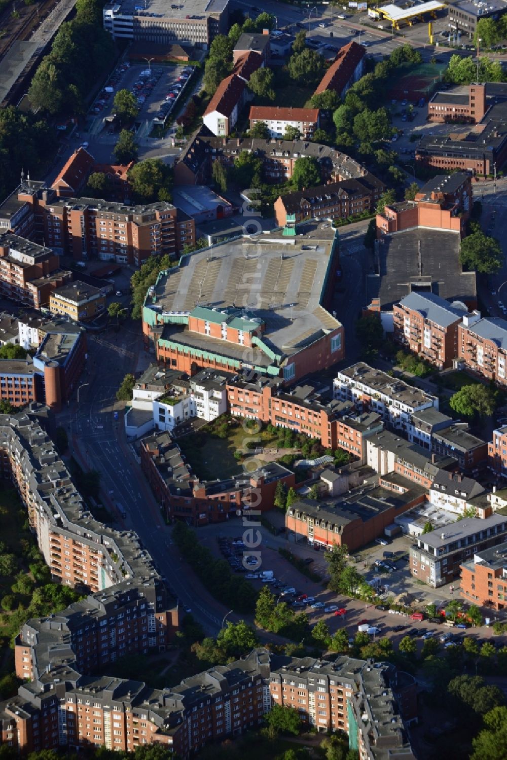 Aerial image Hamburg Bergedorf - City center of Hamburg overlooking the shopping center Marktkauf Warenhaus and dwelling houses near the Ludwig - Rosenberg - Ring in the district Bergedorf in Hamburg