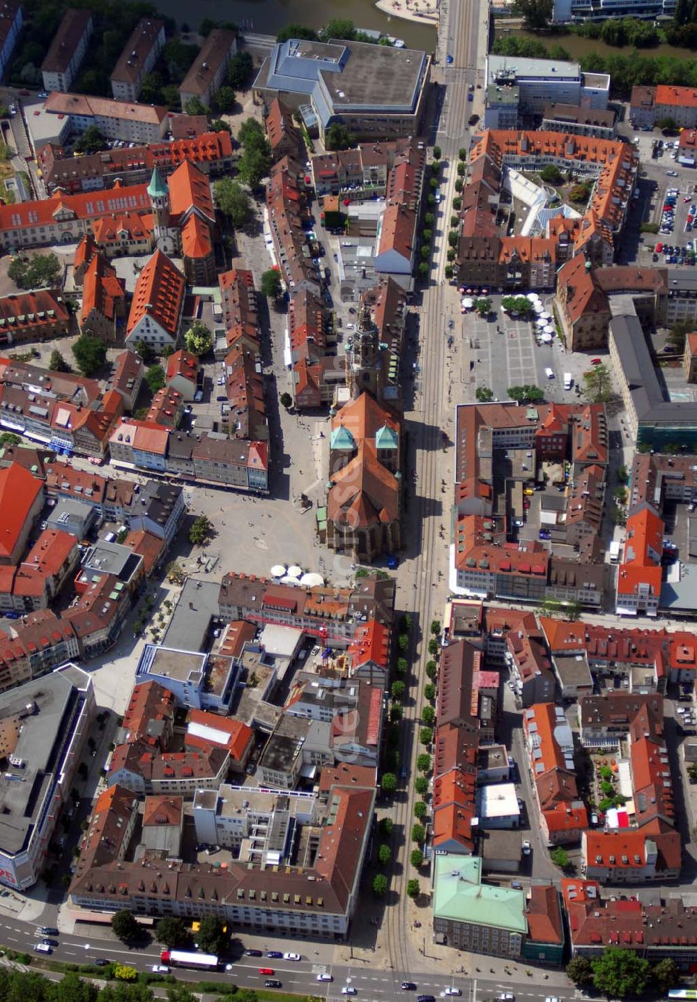 Aerial image Heilbronn - Blick auf die Innenstadt von Heilbronn. In der Bildmitte befindet sich die Kilianskirche. Am oberen linken Rand sieht man den Deutschhof, in dessen Räumen die Städtischen Museen Heilbronn und die VHS untergebracht sind.