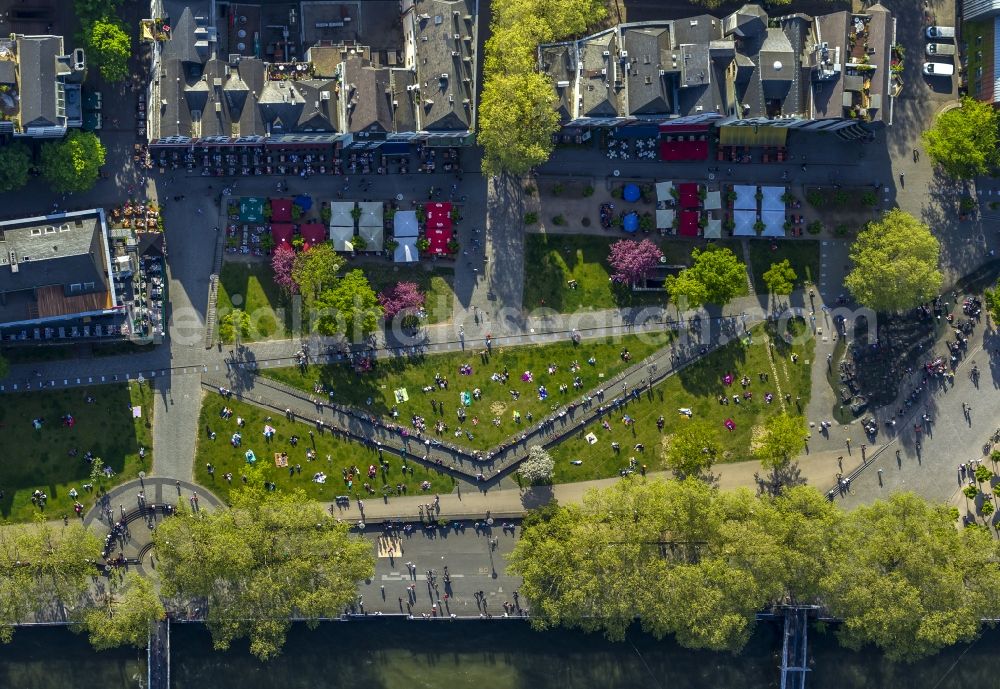 Aerial image Köln - View of a residential area in the city center of Cologne, with view of the Frankenwerft, also known as Rhine Garden and the river Rhine in the state North Rhine-Westphalia