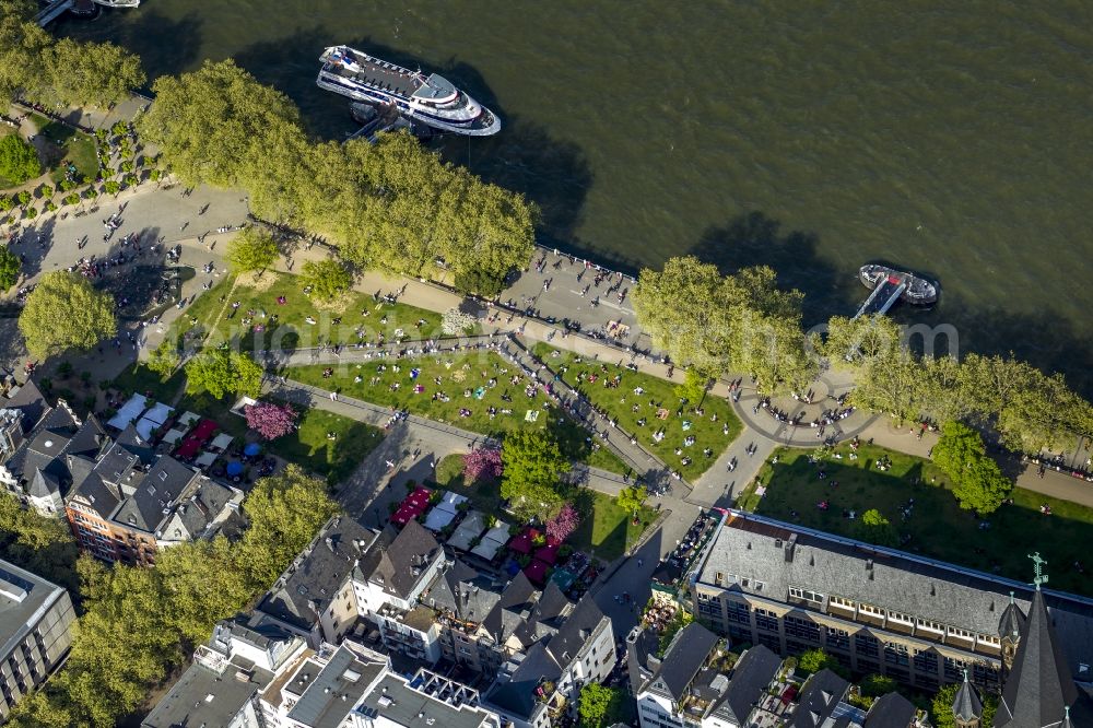 Aerial image Köln - View of a residential area in the city center of Cologne, with view of the Frankenwerft, also known as Rhine Garden and the river Rhine in the state North Rhine-Westphalia