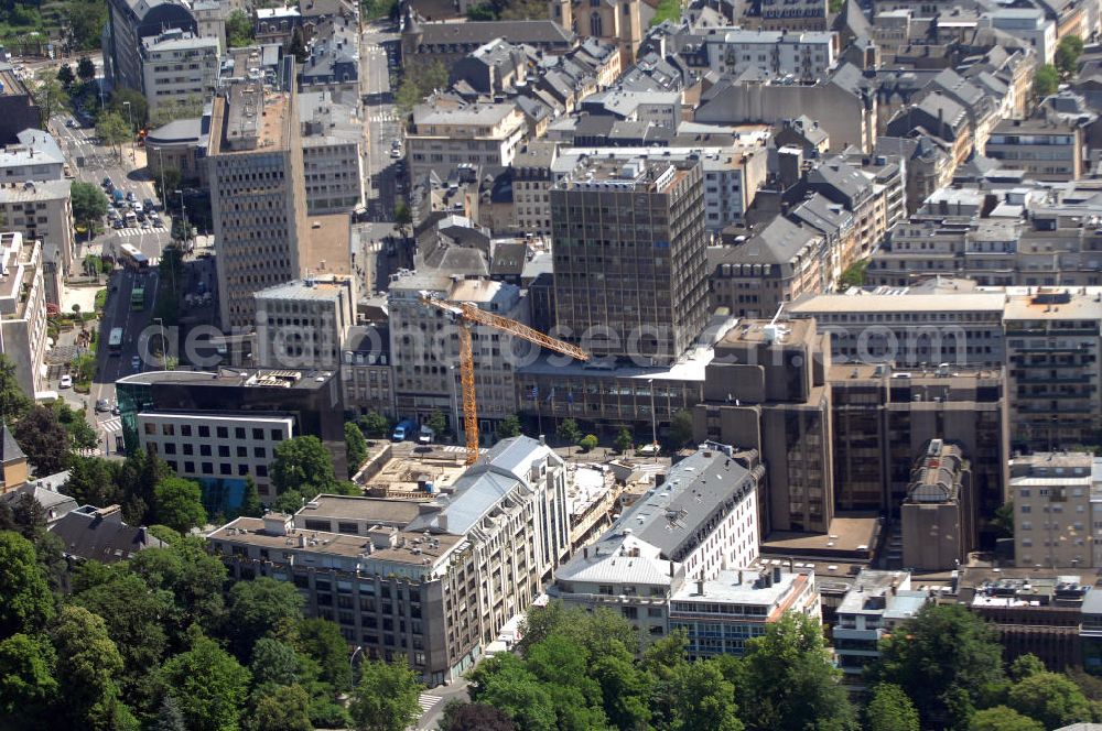 Luxemburg from the bird's eye view: Blick auf die Luxemburgische Innenstadt. Der Blick folgt der Avenue Emile Reuter, die hinter dem Parc de Ville (im Vordergrund) zur Grand Rue wird.