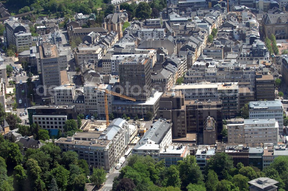 Aerial image Luxemburg - Blick auf die Luxemburgische Innenstadt. Der Blick folgt der Avenue Emile Reuter, die hinter dem Parc de Ville (im Vordergrund) zur Grand Rue wird.