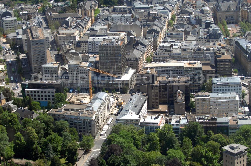 Aerial photograph Luxemburg - Blick auf die Luxemburgische Innenstadt. Der Blick folgt der Avenue Emile Reuter, die hinter dem Parc de Ville (im Vordergrund) zur Grand Rue wird.