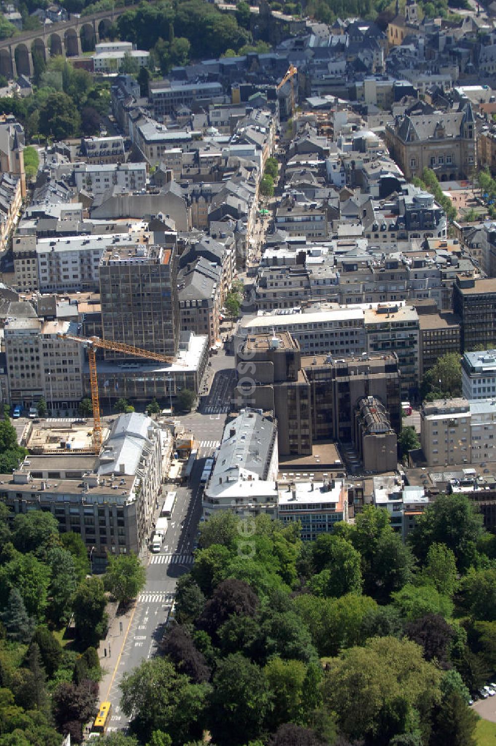 Luxemburg from above - Blick auf die Luxemburgische Innenstadt. Der Blick folgt der Avenue Emile Reuter, die hinter dem Parc de Ville (im Vordergrund) zur Grand Rue wird.