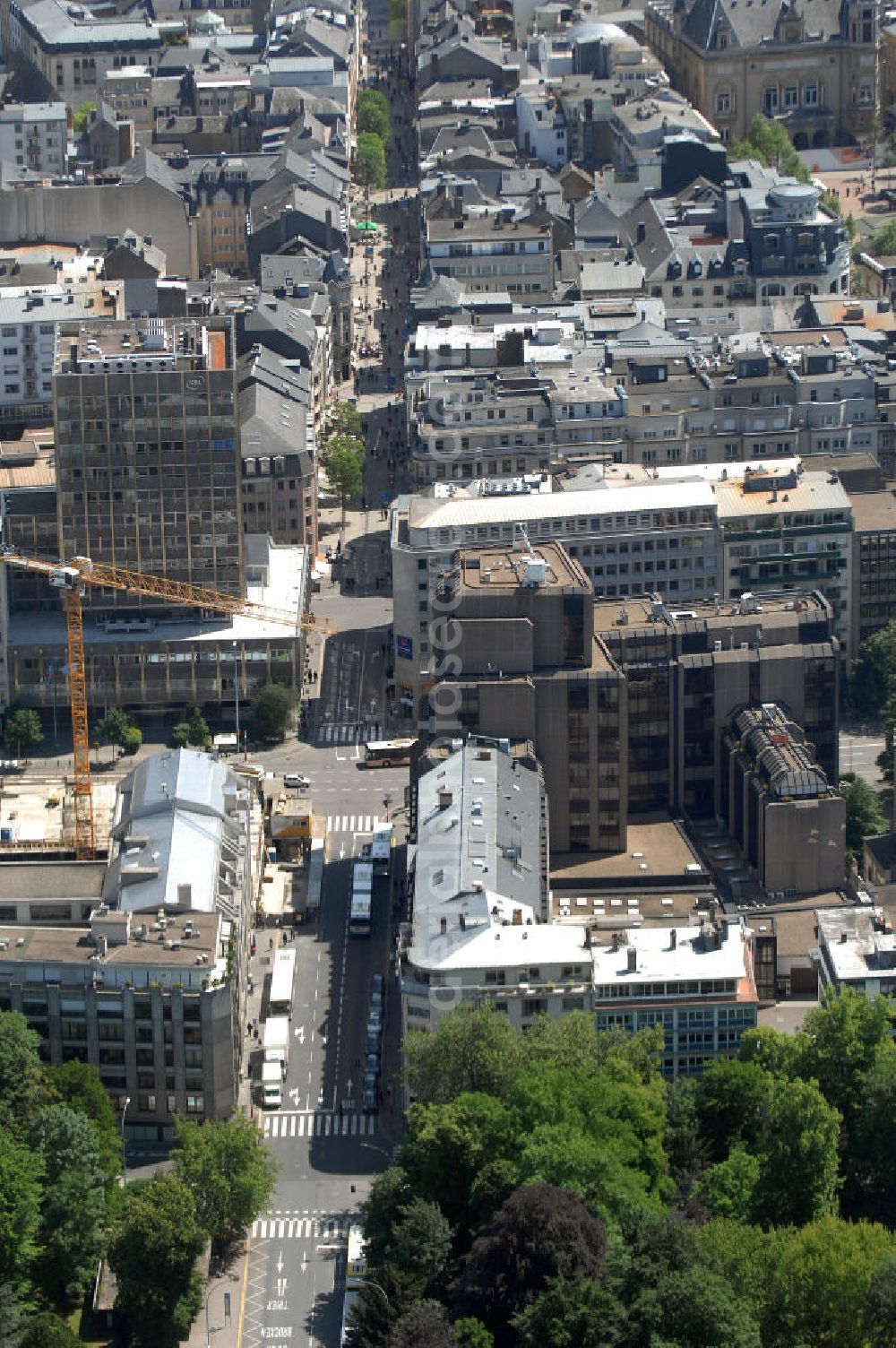 Luxemburg from the bird's eye view: Blick auf die Luxemburgische Innenstadt. Der Blick folgt der Avenue Emile Reuter, die hinter dem Parc de Ville (im Vordergrund) zur Grand Rue wird.