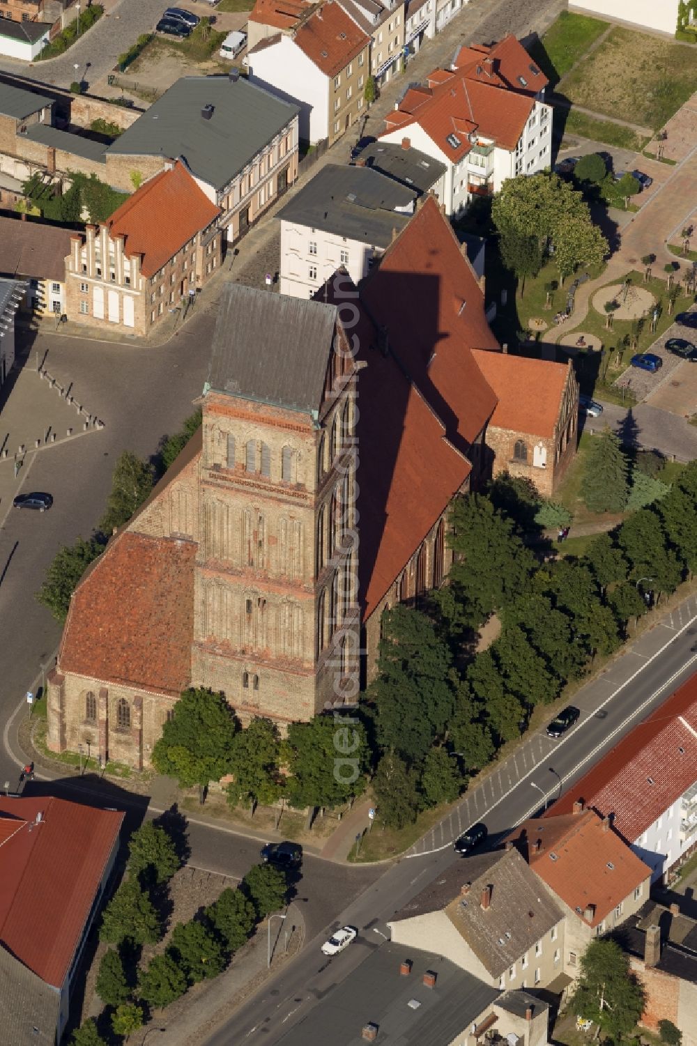 Anklam from the bird's eye view: Downtown at the market with the symbol of the city, the stone gate in Anklam in Mecklenburg-Western Pomerania